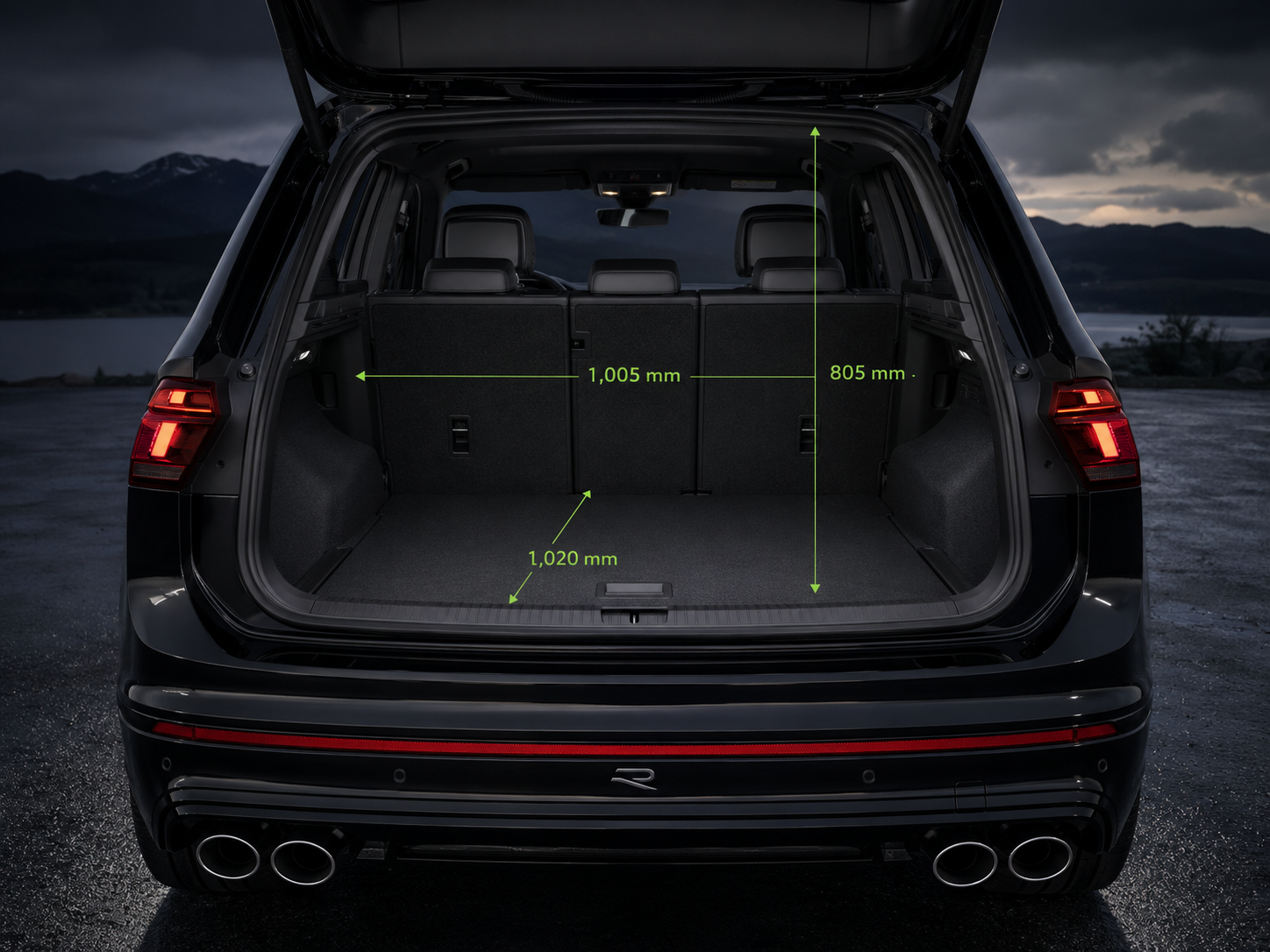 Geöffneter Kofferraum eines schwarzen VW Tiguan R mit visualisierten Laderaum-Massen
